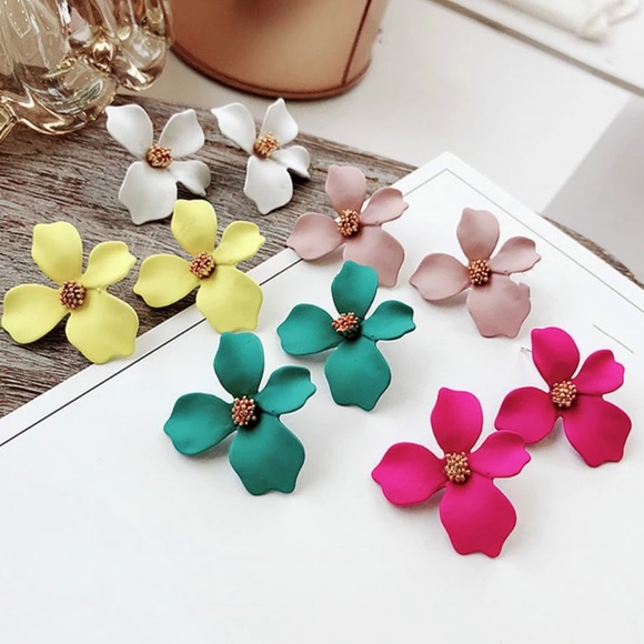 Neon pink flower earrings - Picture 4 of 5